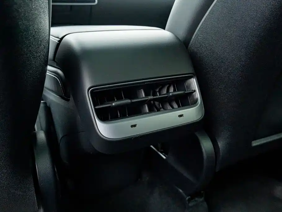 Tesla Model Y — миниатюра 16