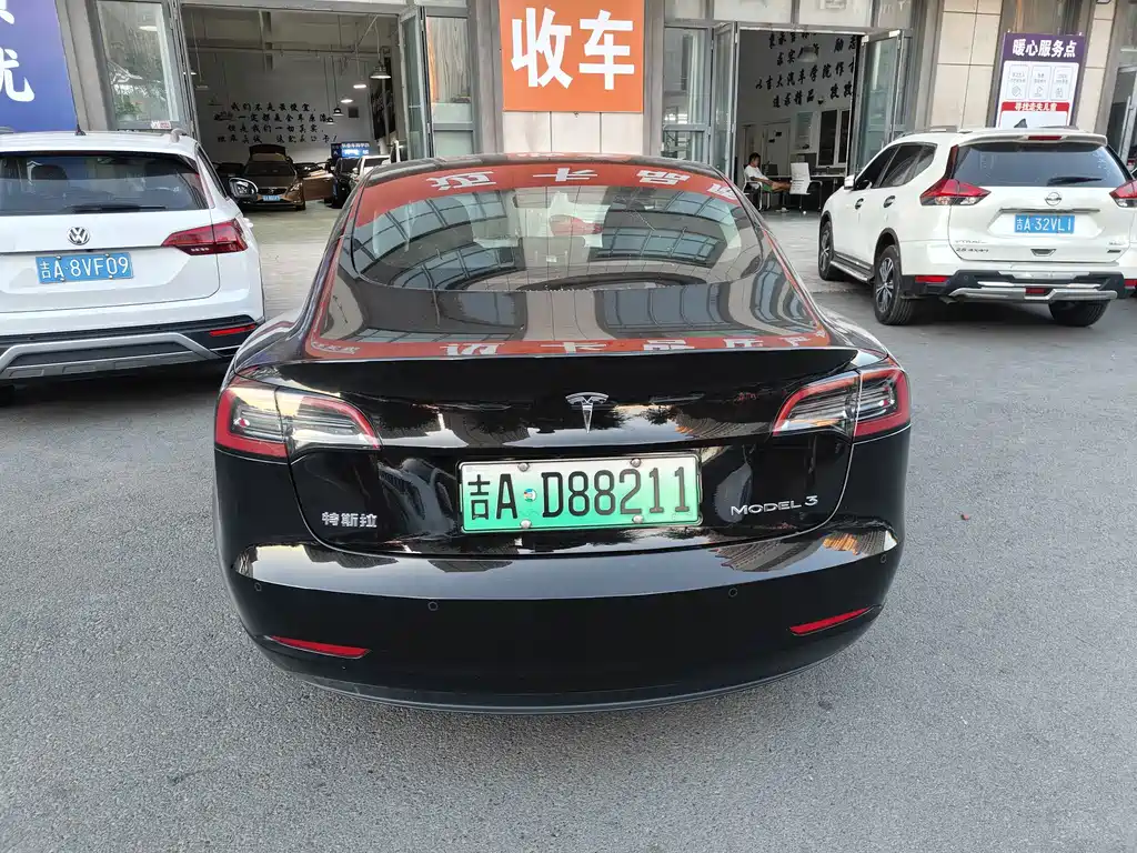 Tesla Model 3 — миниатюра 7