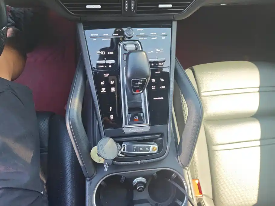Porsche Cayenne Hybrid — миниатюра 16