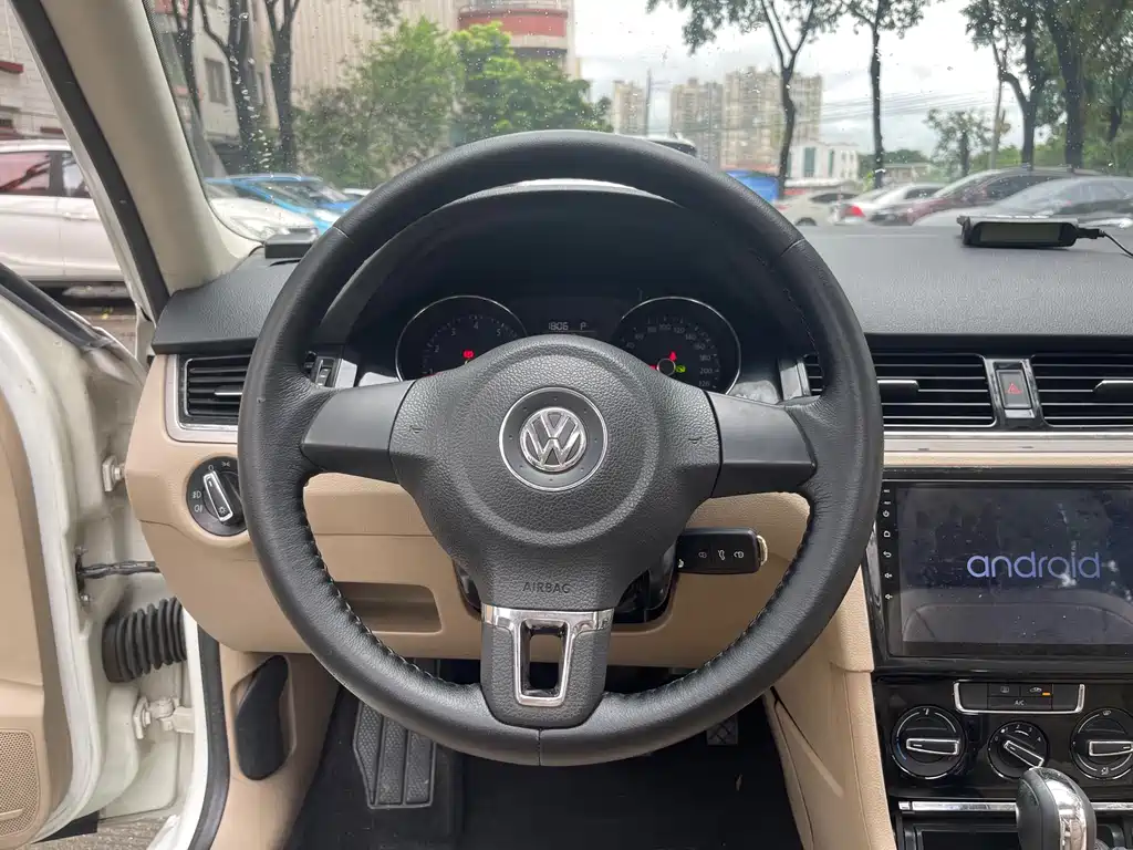 Volkswagen Bora 2013 1.6L AT Comfort