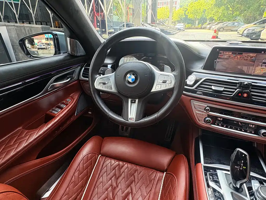 BMW 7 Series — миниатюра 10