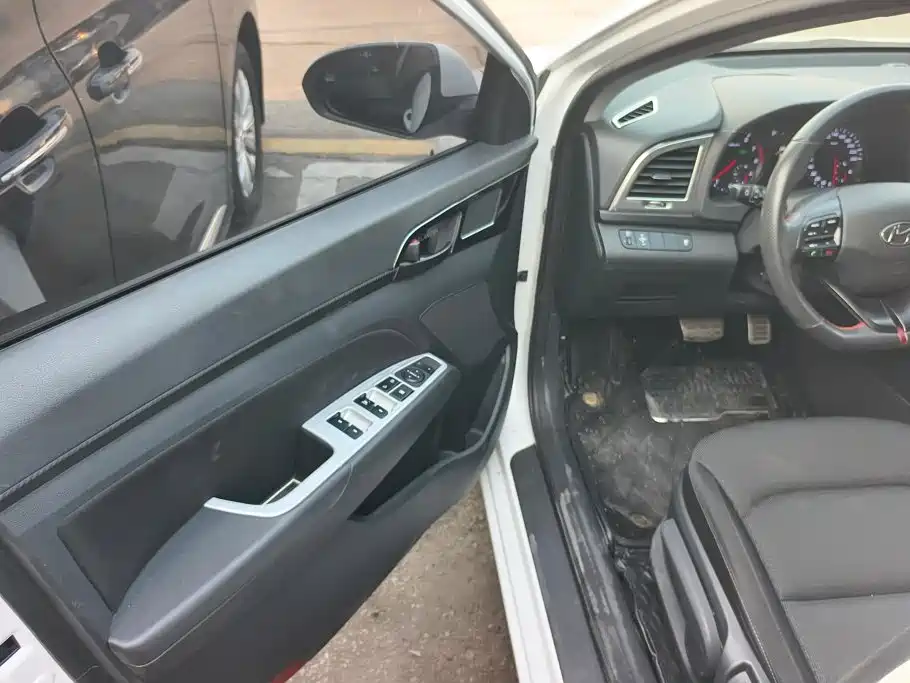 Hyundai Elantra — миниатюра 7