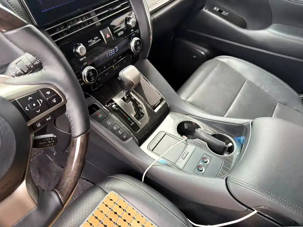 Lexus LM 2020 300h мест