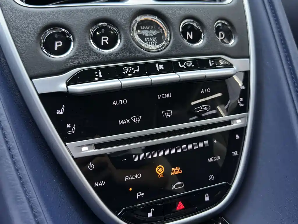 Aston Martin DB11 — миниатюра 17
