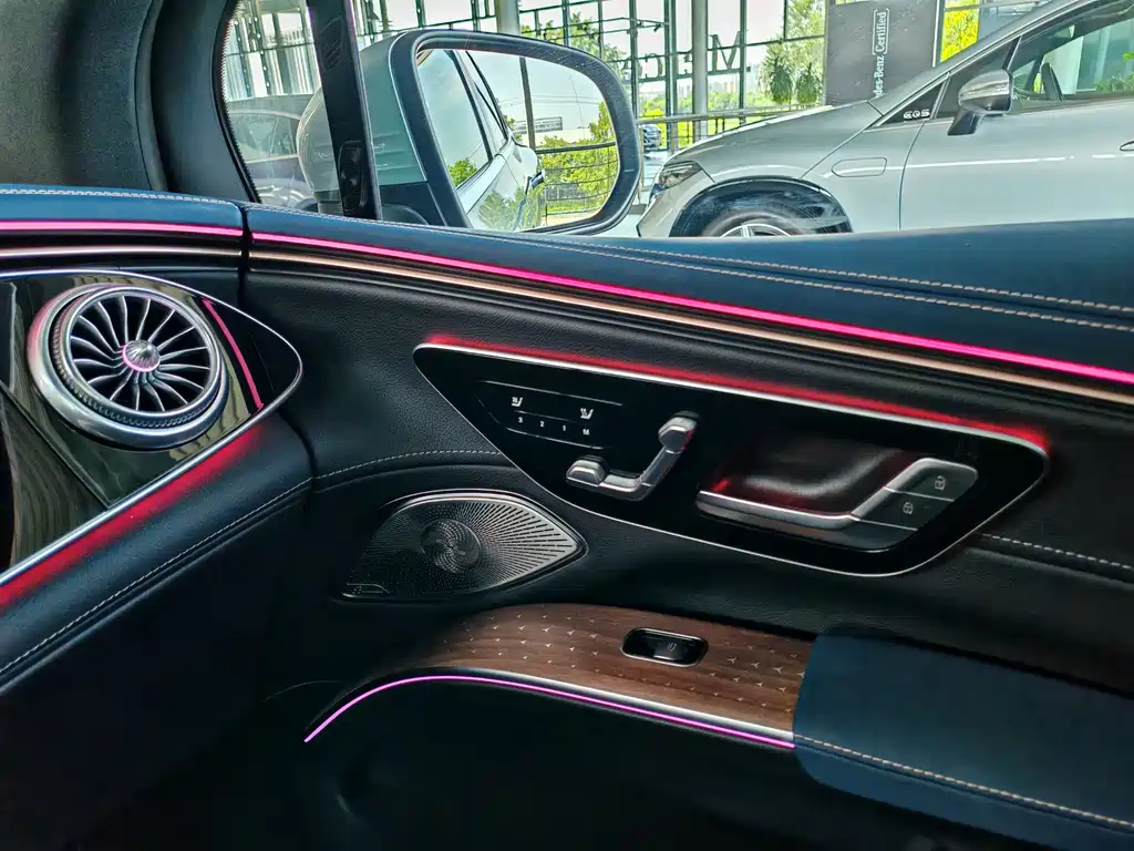 Mercedes-Benz EQS SUV — миниатюра 15