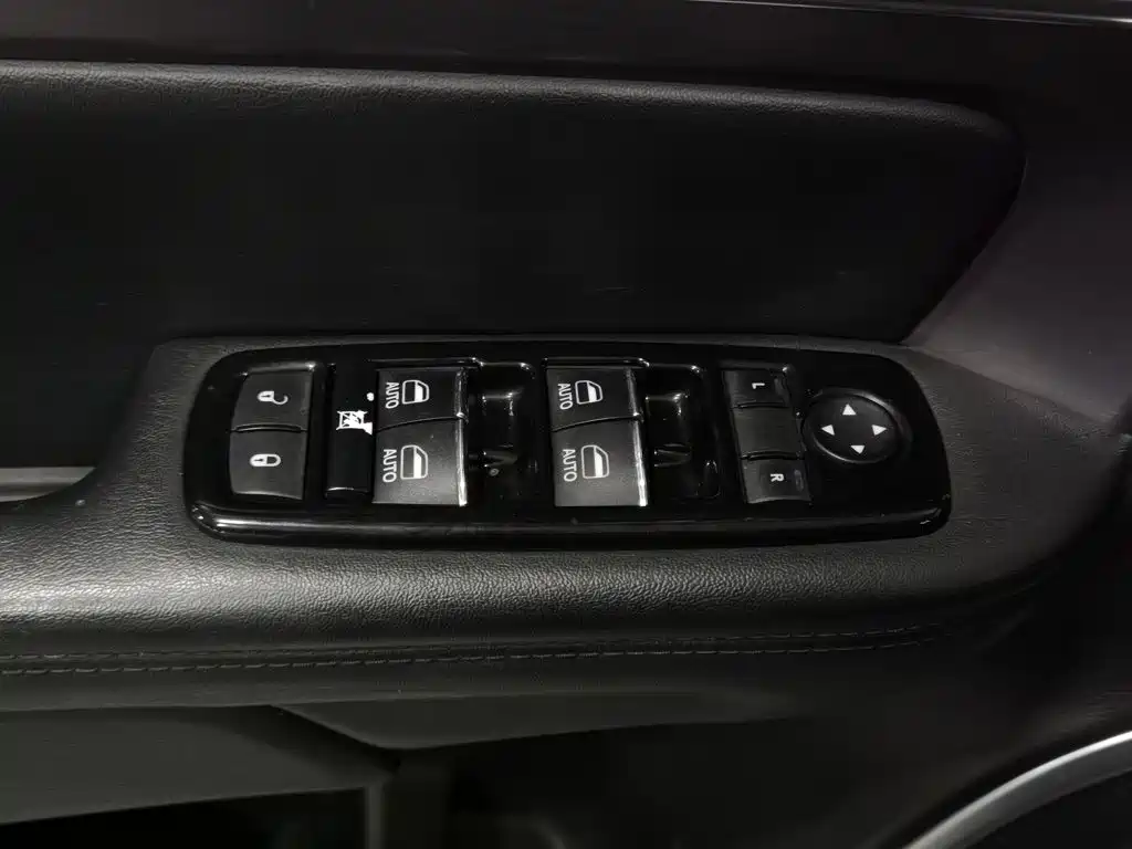 Jeep Grand Commander — миниатюра 9