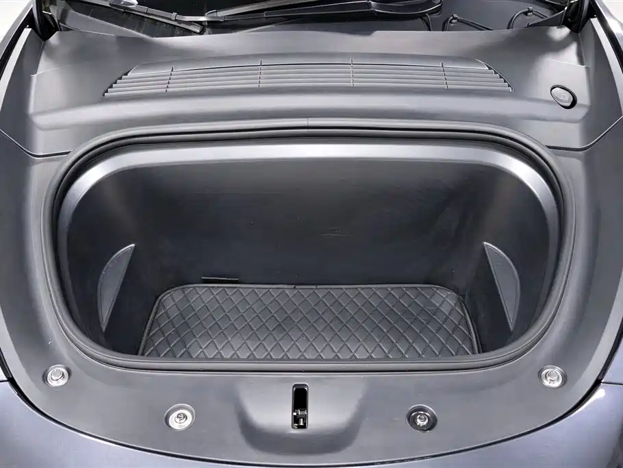 Tesla Model Y — миниатюра 20