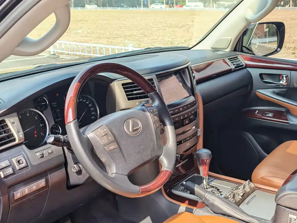 Lexus LX — миниатюра 6