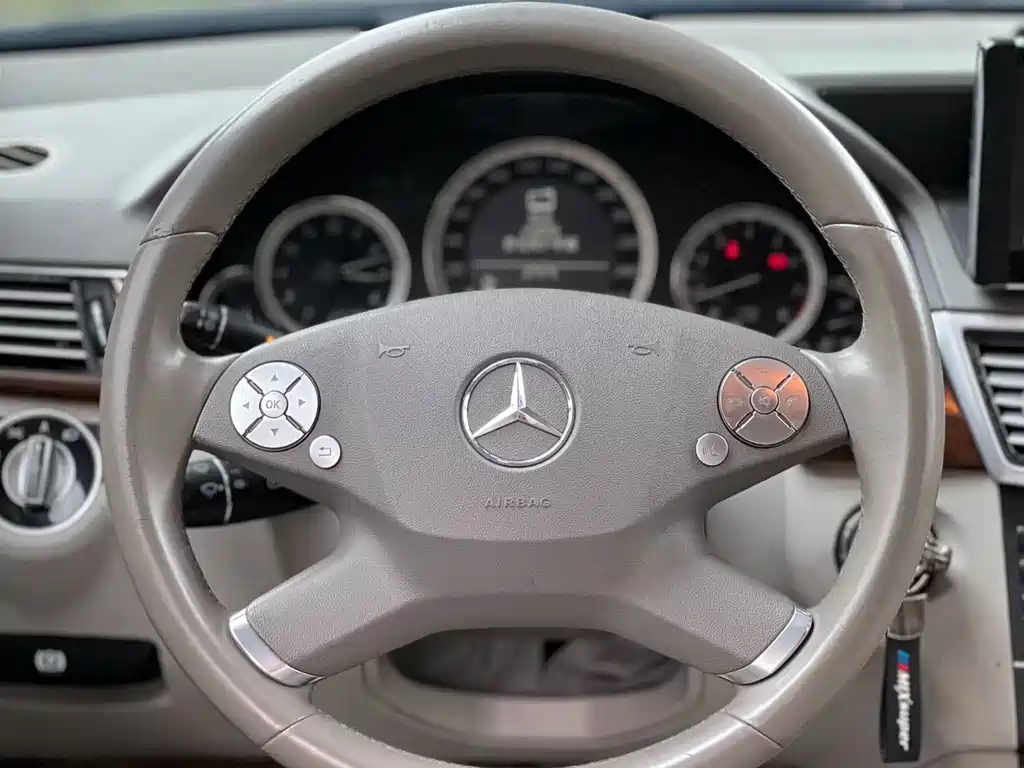 Mercedes-Benz E-Class — миниатюра 2