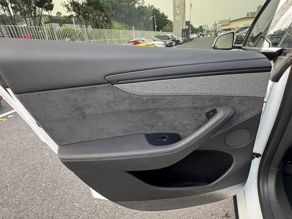 Tesla Model Y L — миниатюра 12