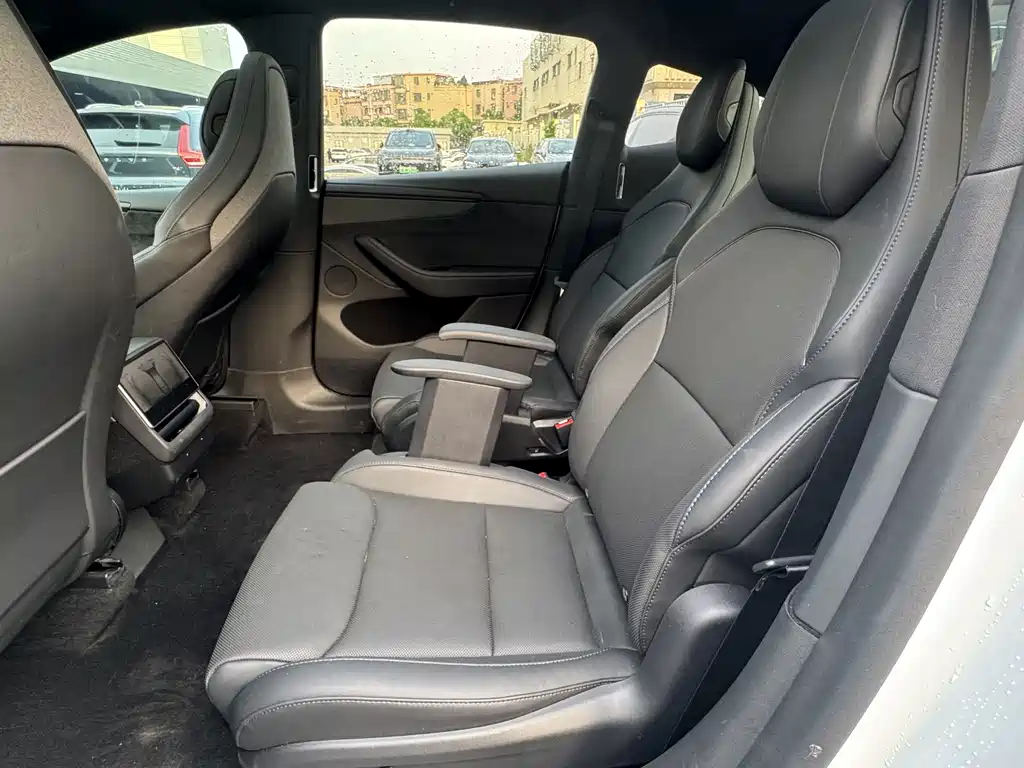 Tesla Model Y L — миниатюра 13
