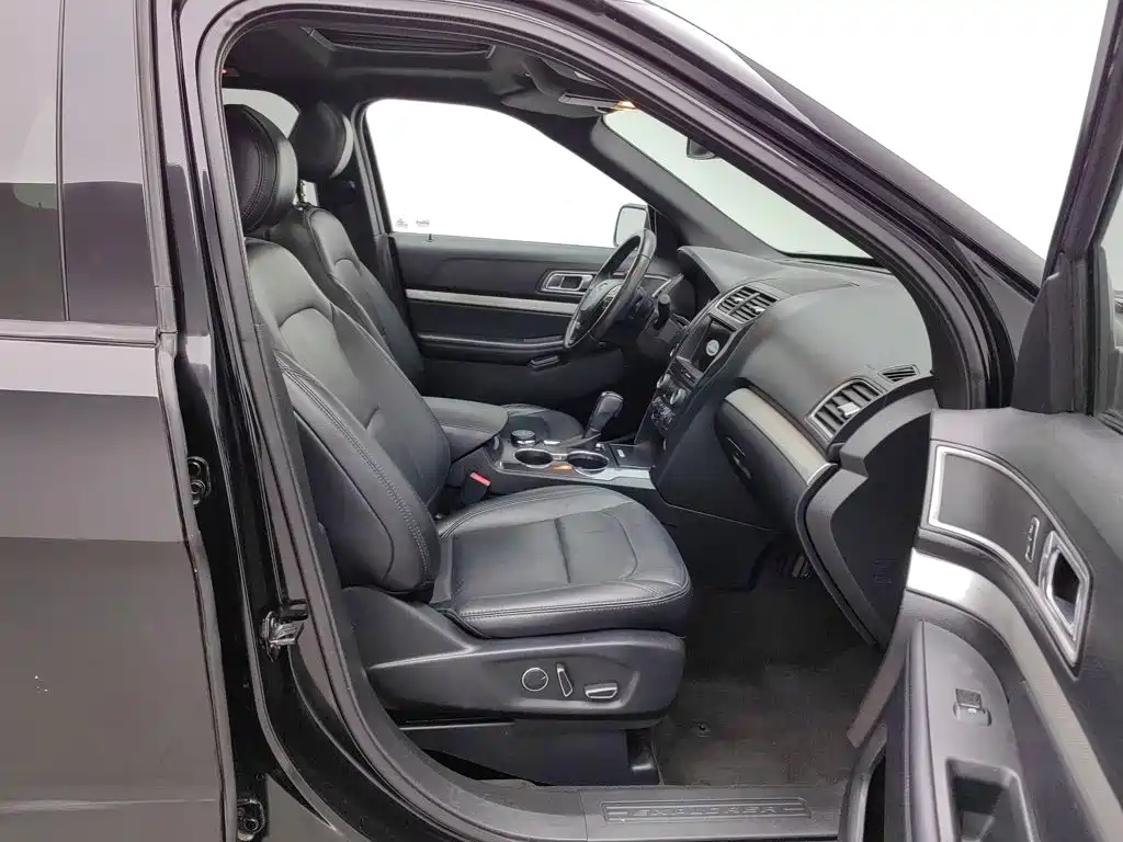 Ford Explorer (Import) — миниатюра 23