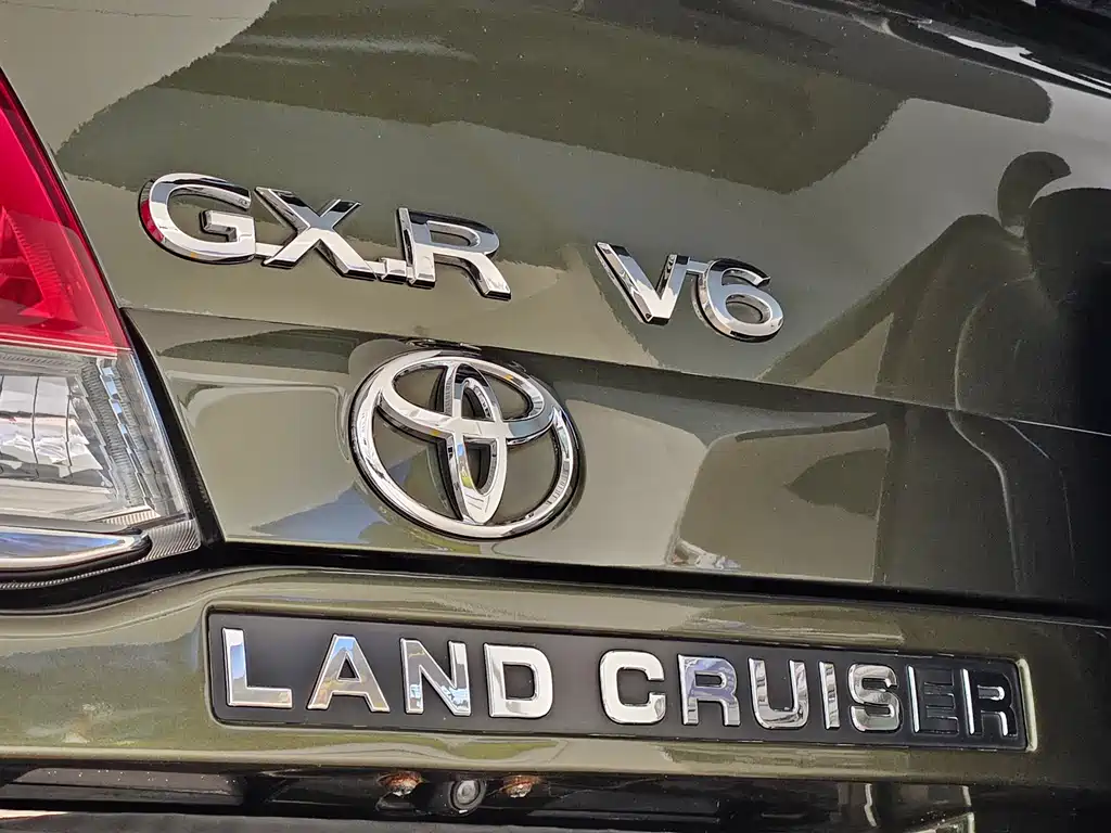 Toyota Land Cruiser 2014 4.0L 8 мест