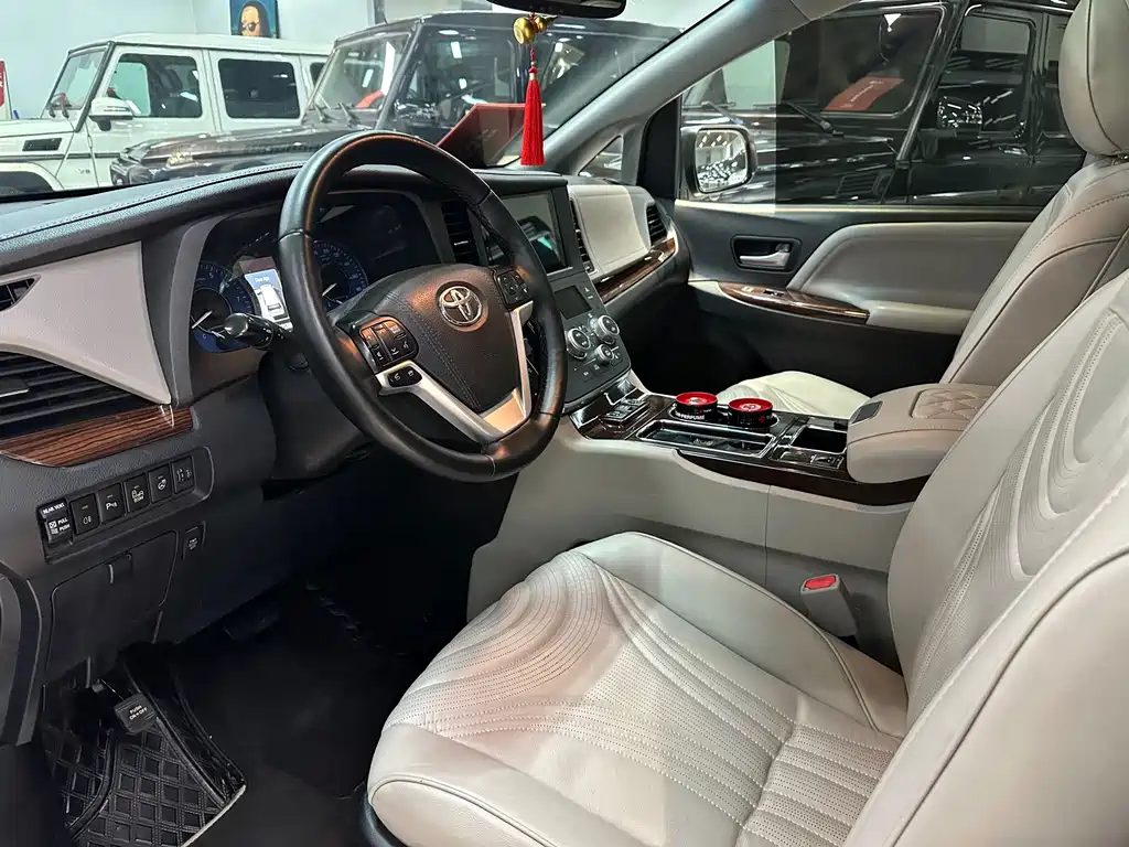 Toyota Sienna — миниатюра 7