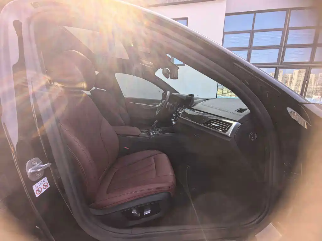 BMW 5 Series — миниатюра 9