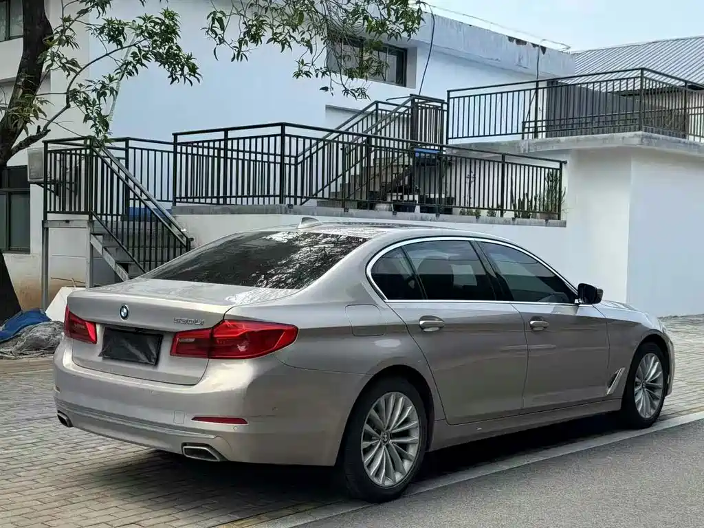 BMW 5 Series — миниатюра 9