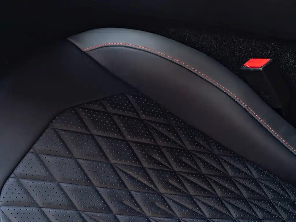 Aston Martin DB12 — миниатюра 7
