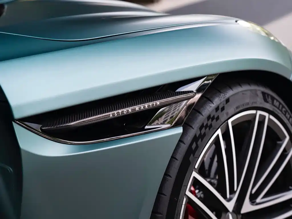 Aston Martin DB12 — миниатюра 26