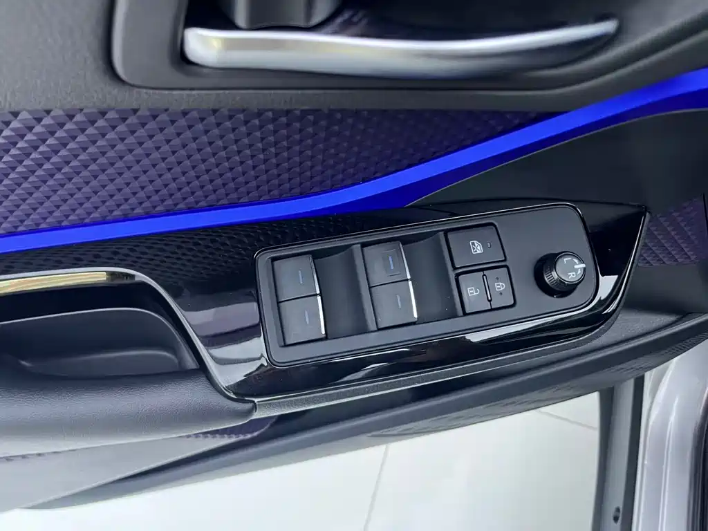 Toyota IZOA — миниатюра 16