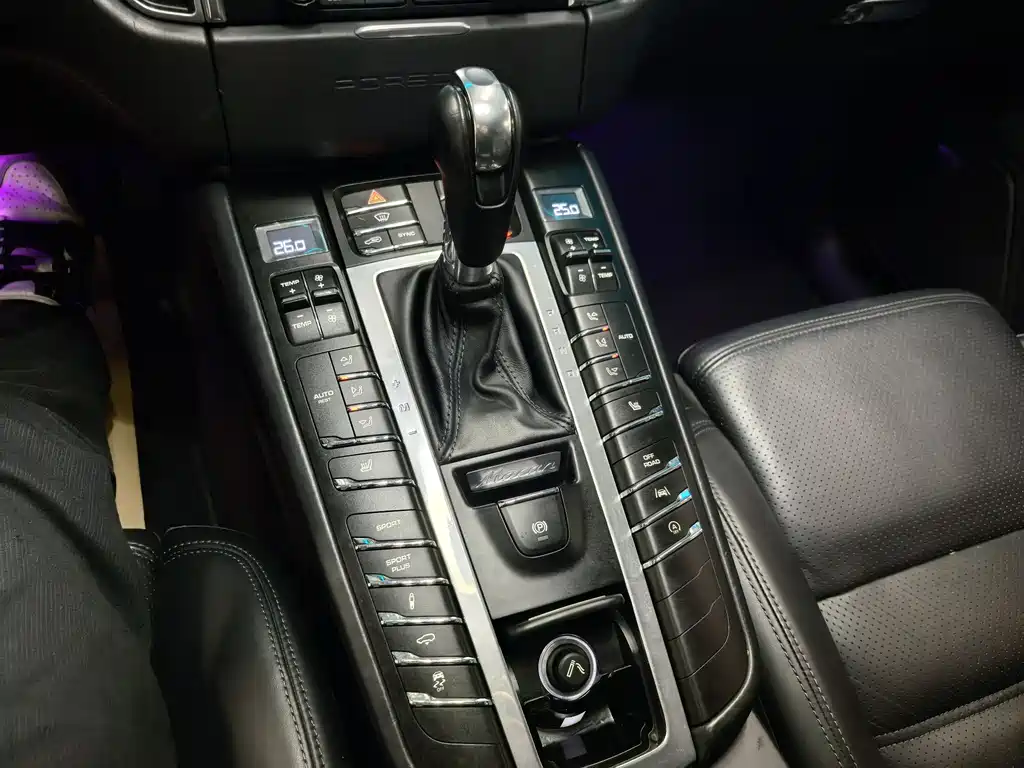 PORSCHE MACAN