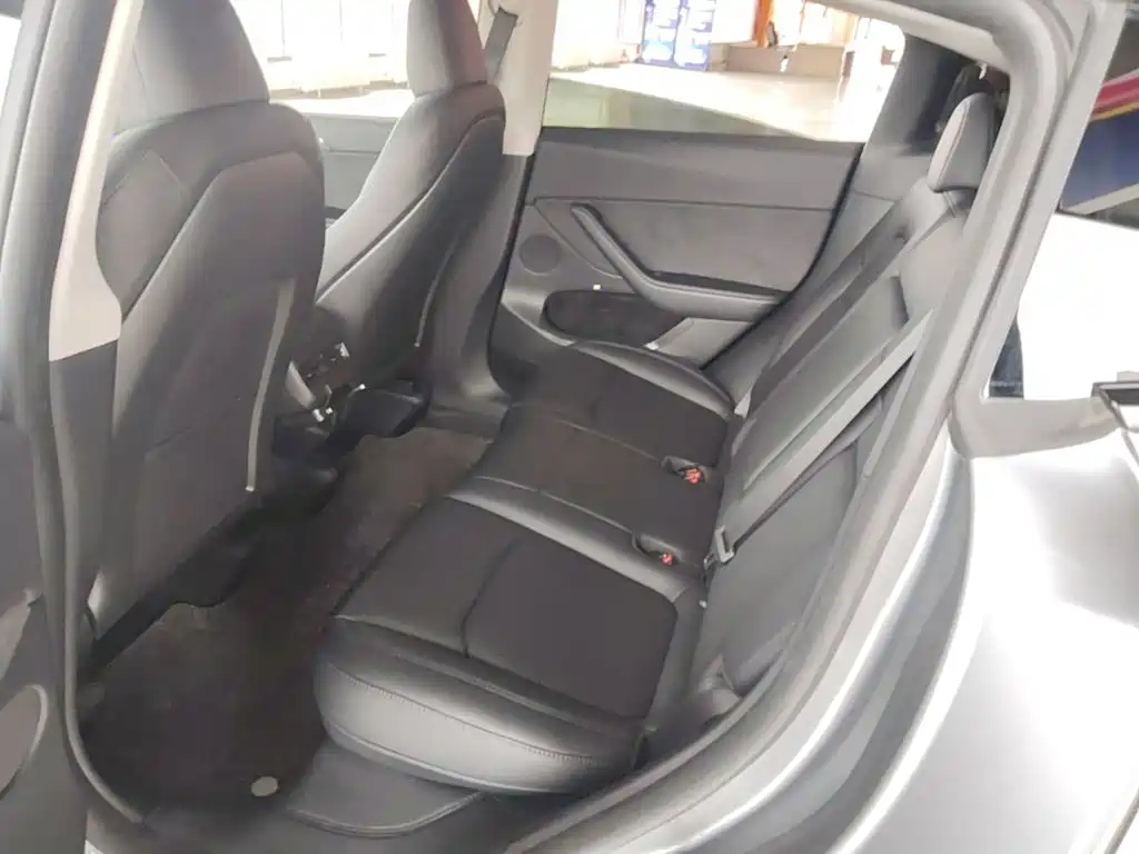 Tesla Model Y — миниатюра 17