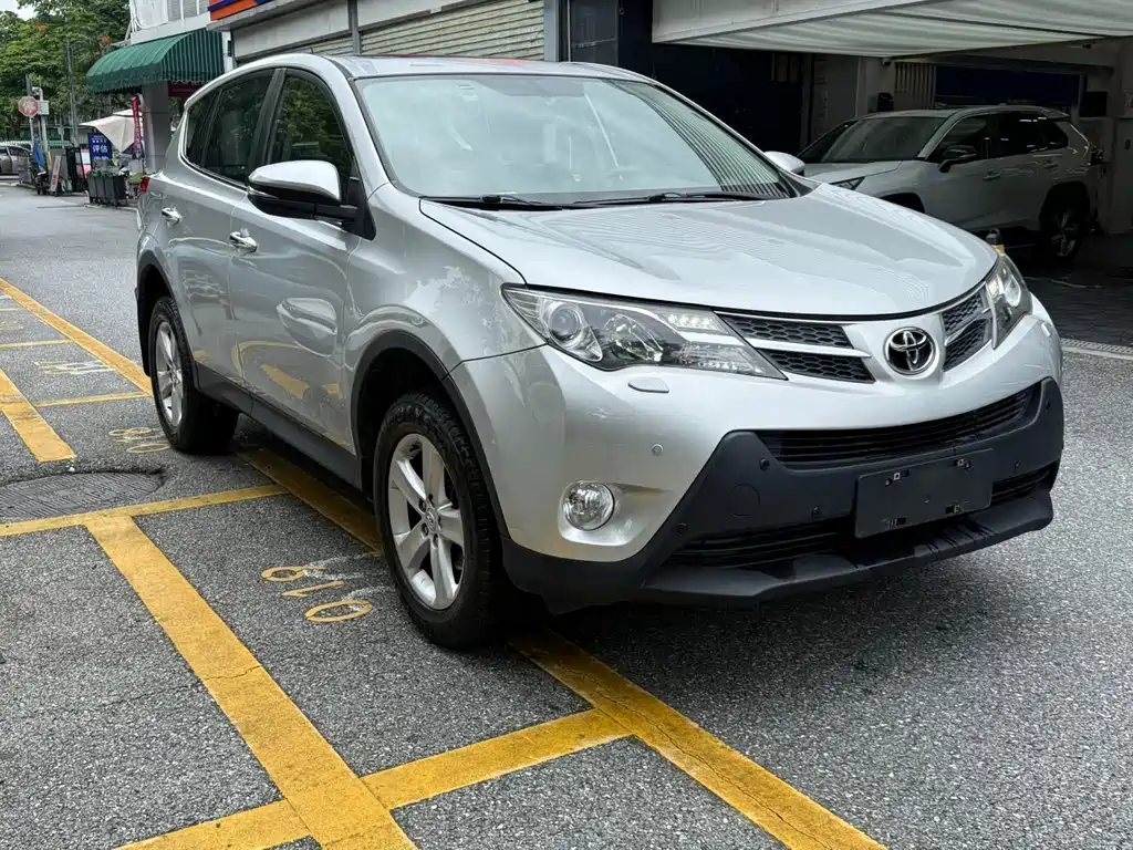 Toyota RAV4 — миниатюра 5