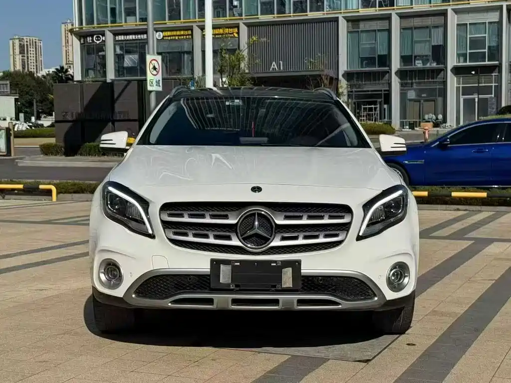 MERCEDES-BENZ GLA