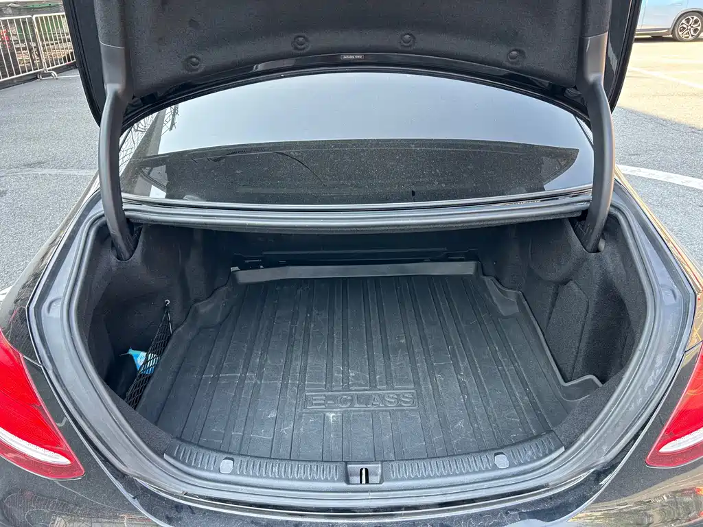 Mercedes-Benz E-Class — миниатюра 14