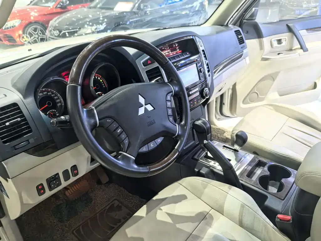 Mitsubishi Pajero (Import) — миниатюра 10