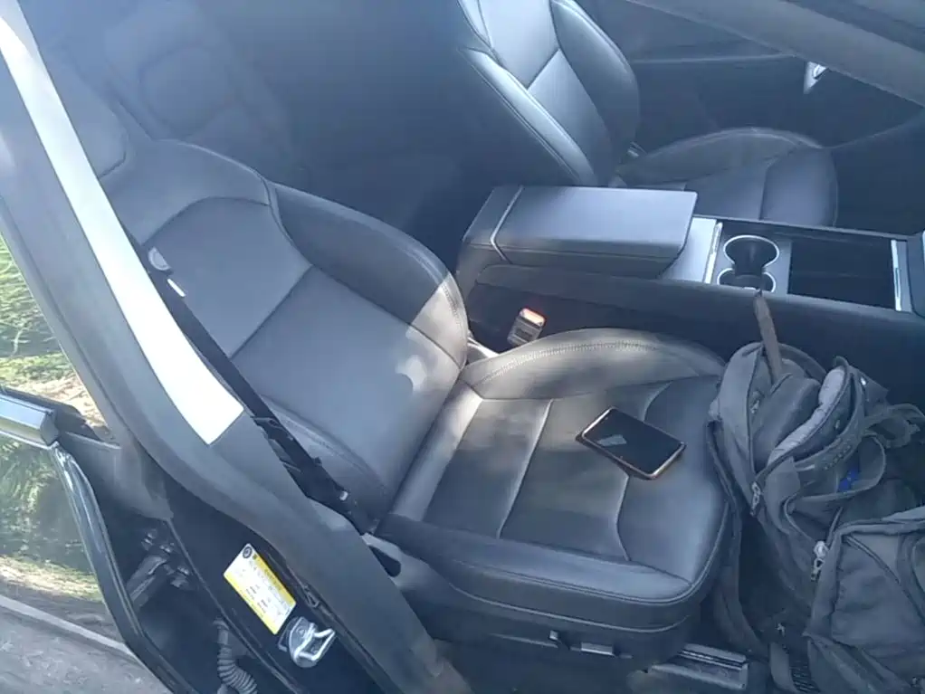 Tesla Model Y — миниатюра 25