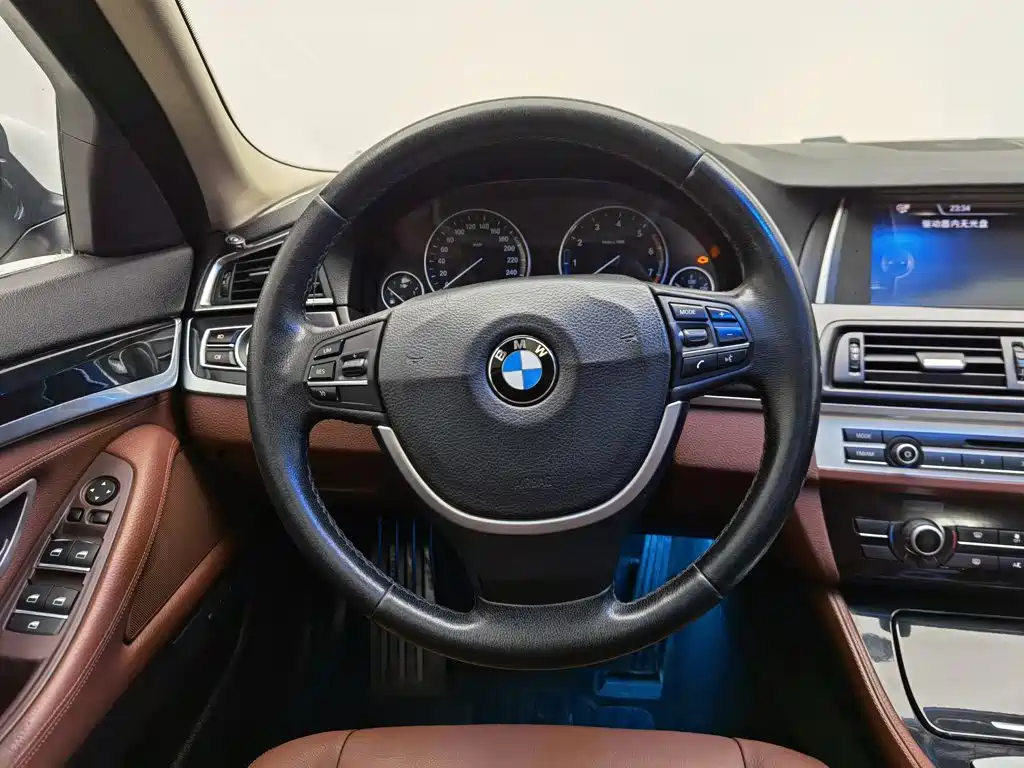 BMW 5 Series — миниатюра 11