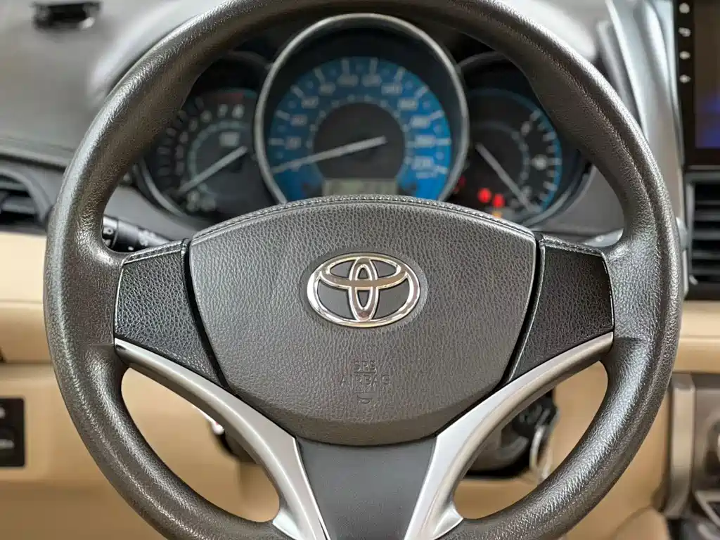 Toyota Yaris L — миниатюра 2