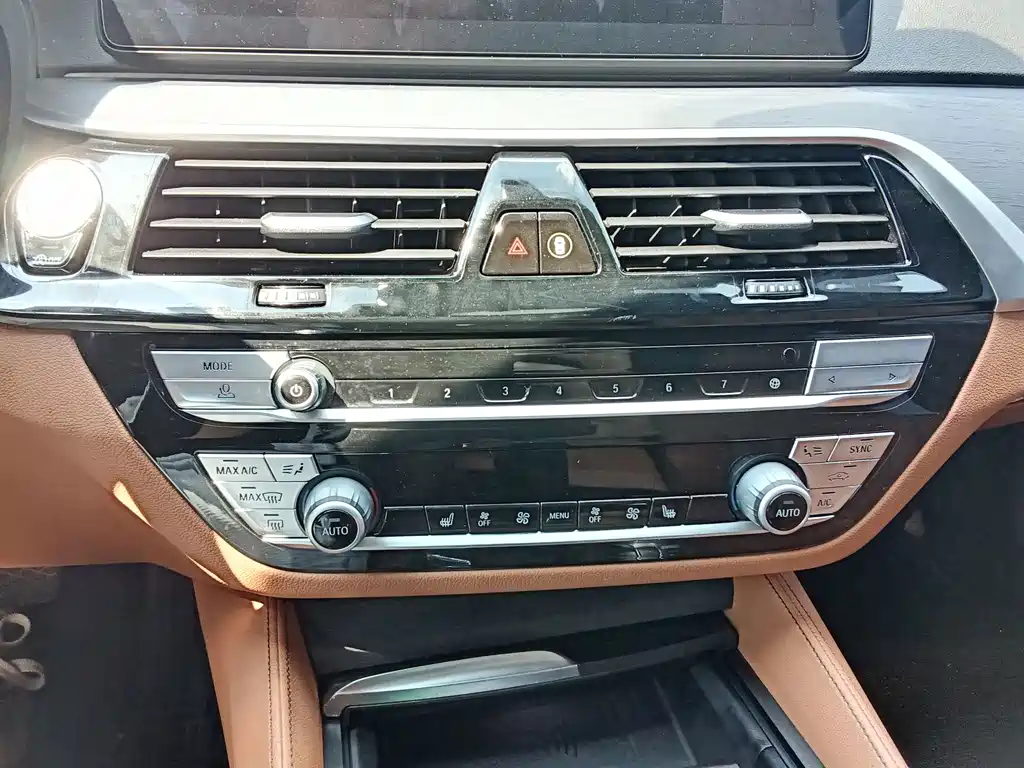BMW 5 Series — миниатюра 10