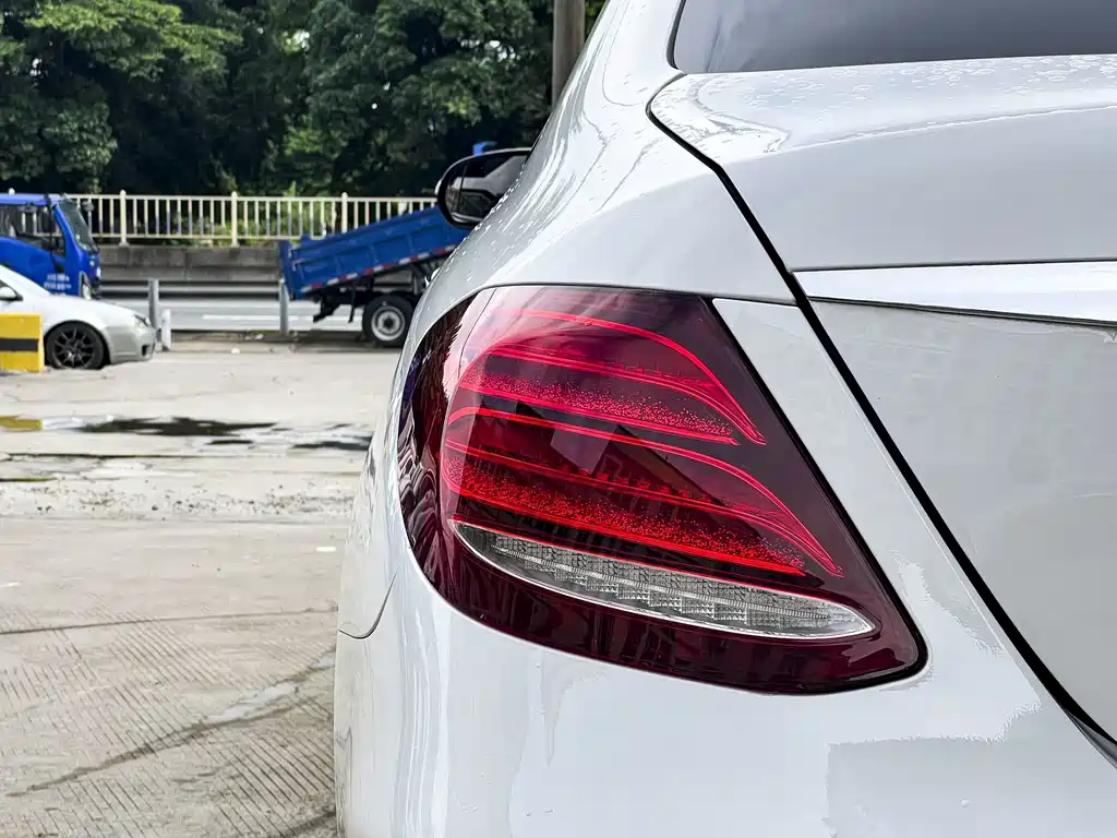 Mercedes-Benz E-Class — миниатюра 7