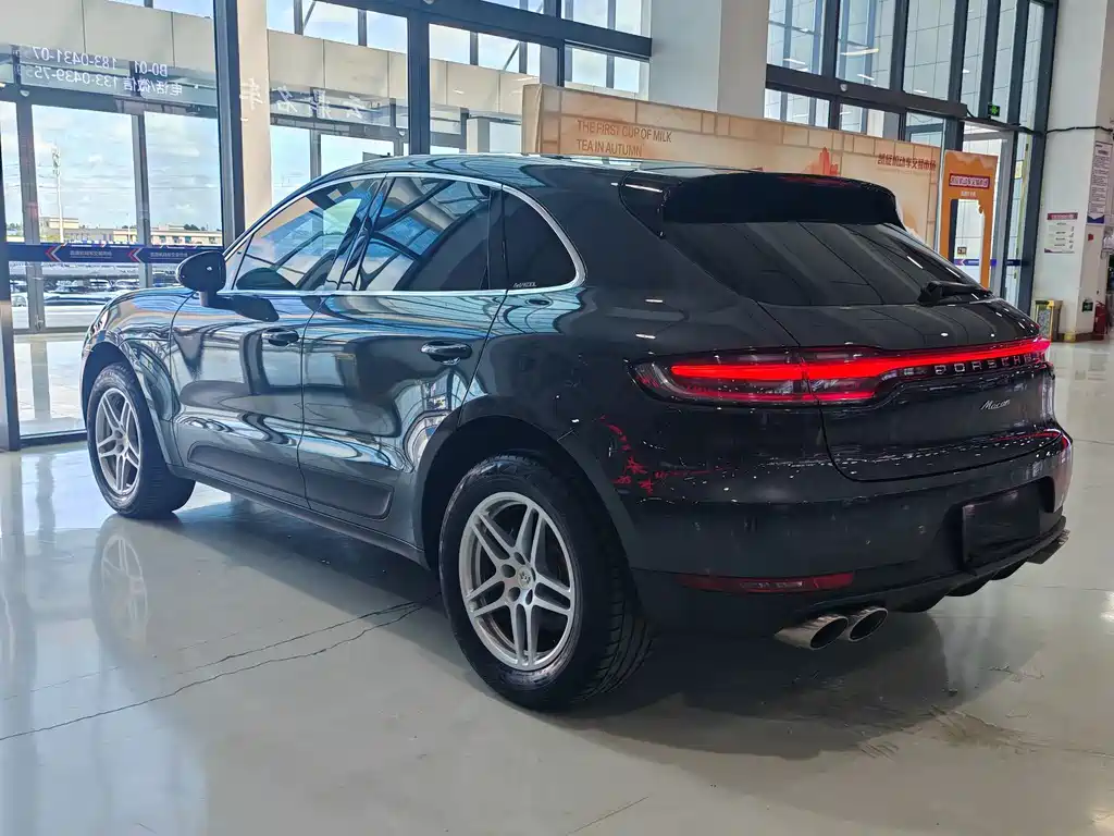 PORSCHE MACAN