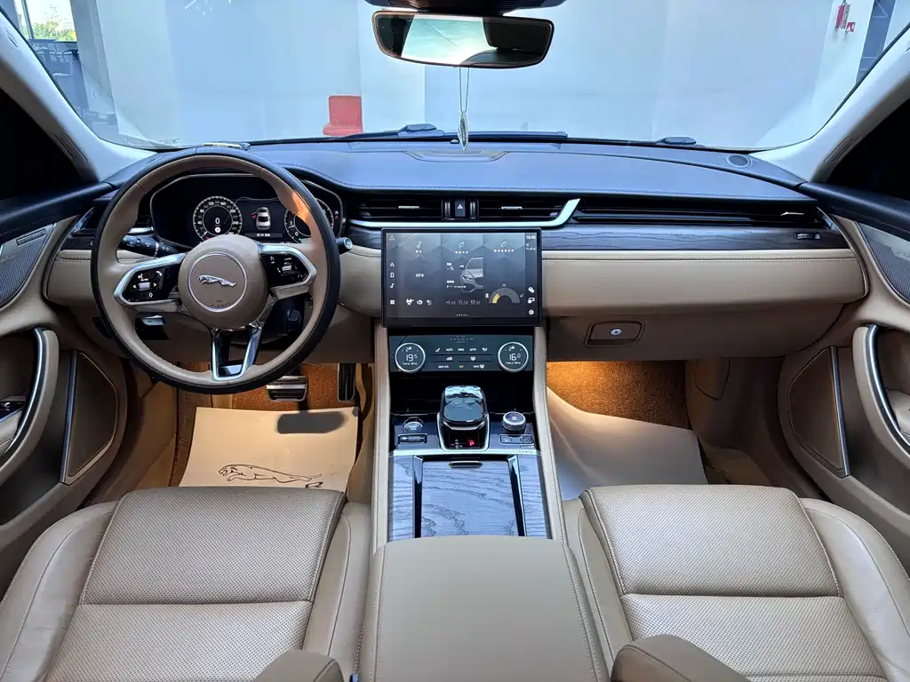 Jaguar XFL — миниатюра 6