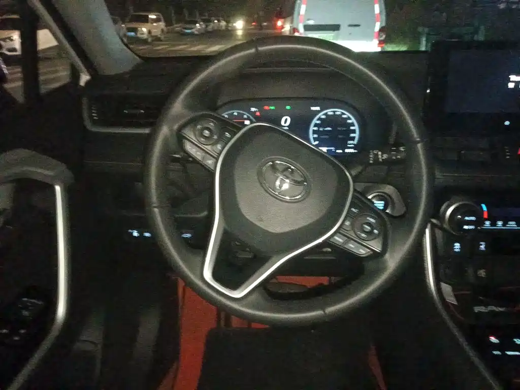 Toyota RAV4 — миниатюра 6