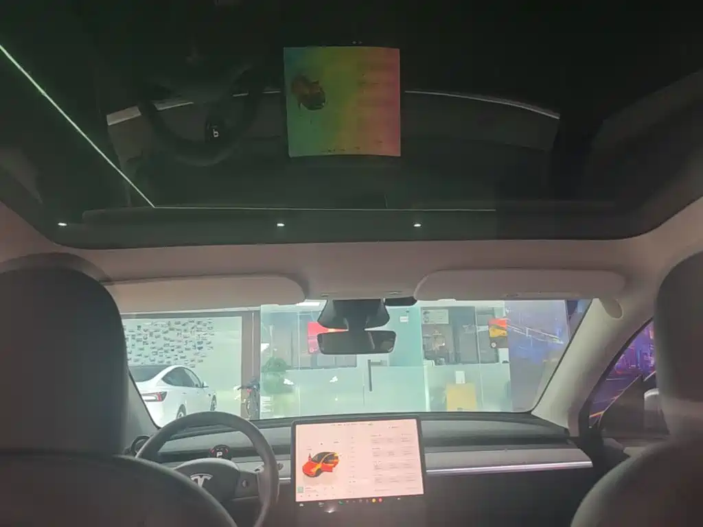 Tesla Model Y — миниатюра 18
