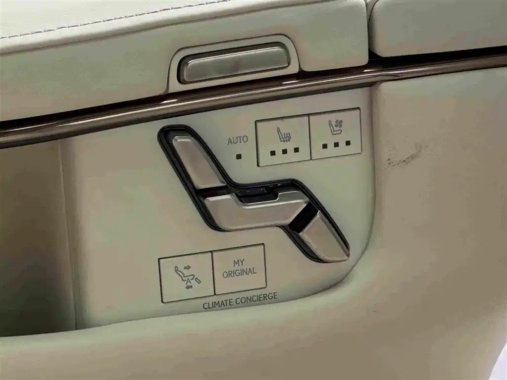 Lexus LM — миниатюра 12