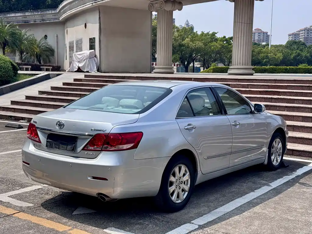Toyota Camry — миниатюра 9