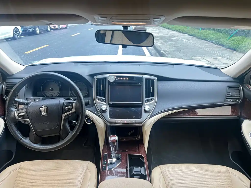 Toyota Crown — миниатюра 12