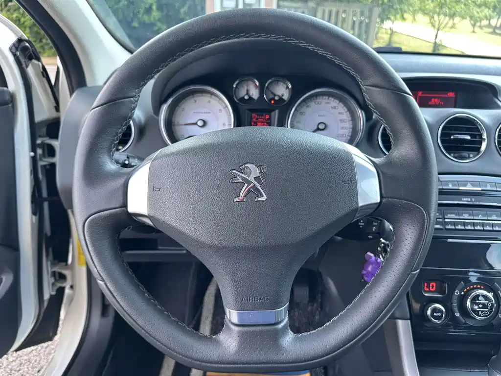 Peugeot 408 2013 2.0L AT Luxury