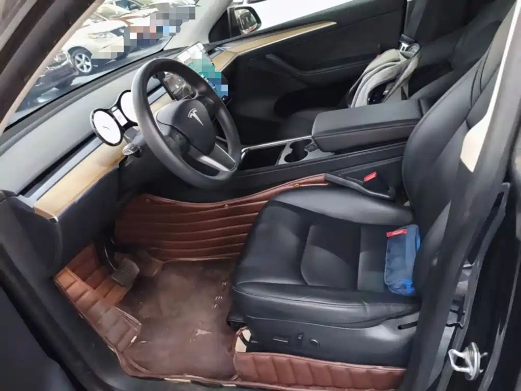 Tesla Model Y — миниатюра 15