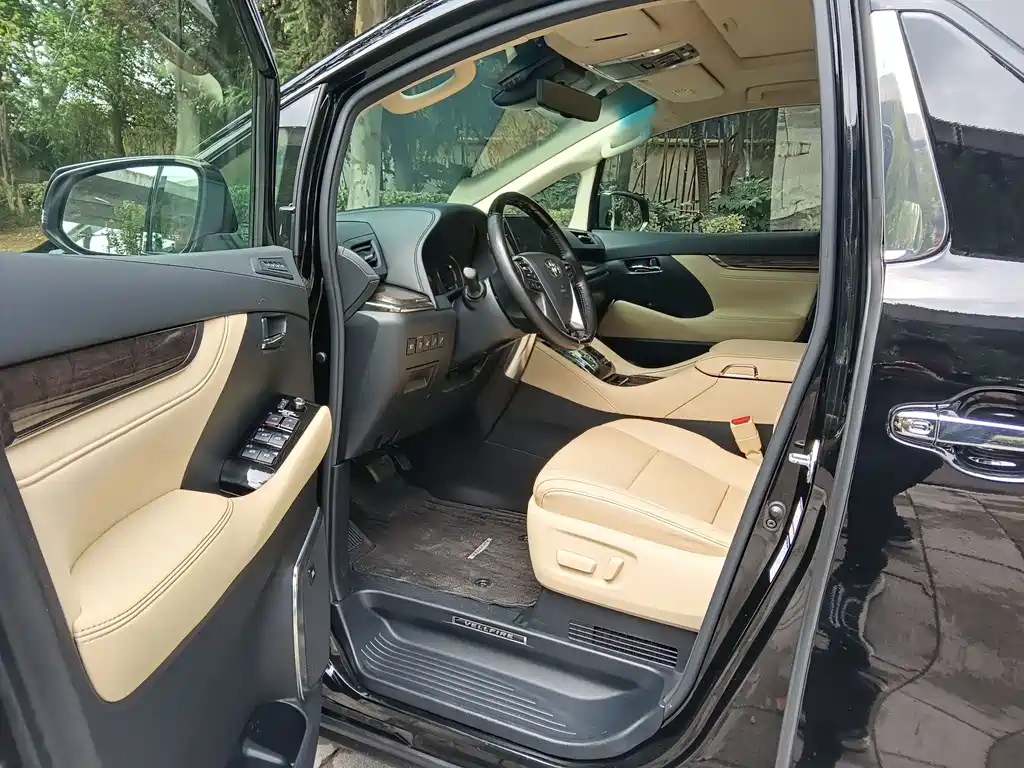 Toyota Alphard — миниатюра 3