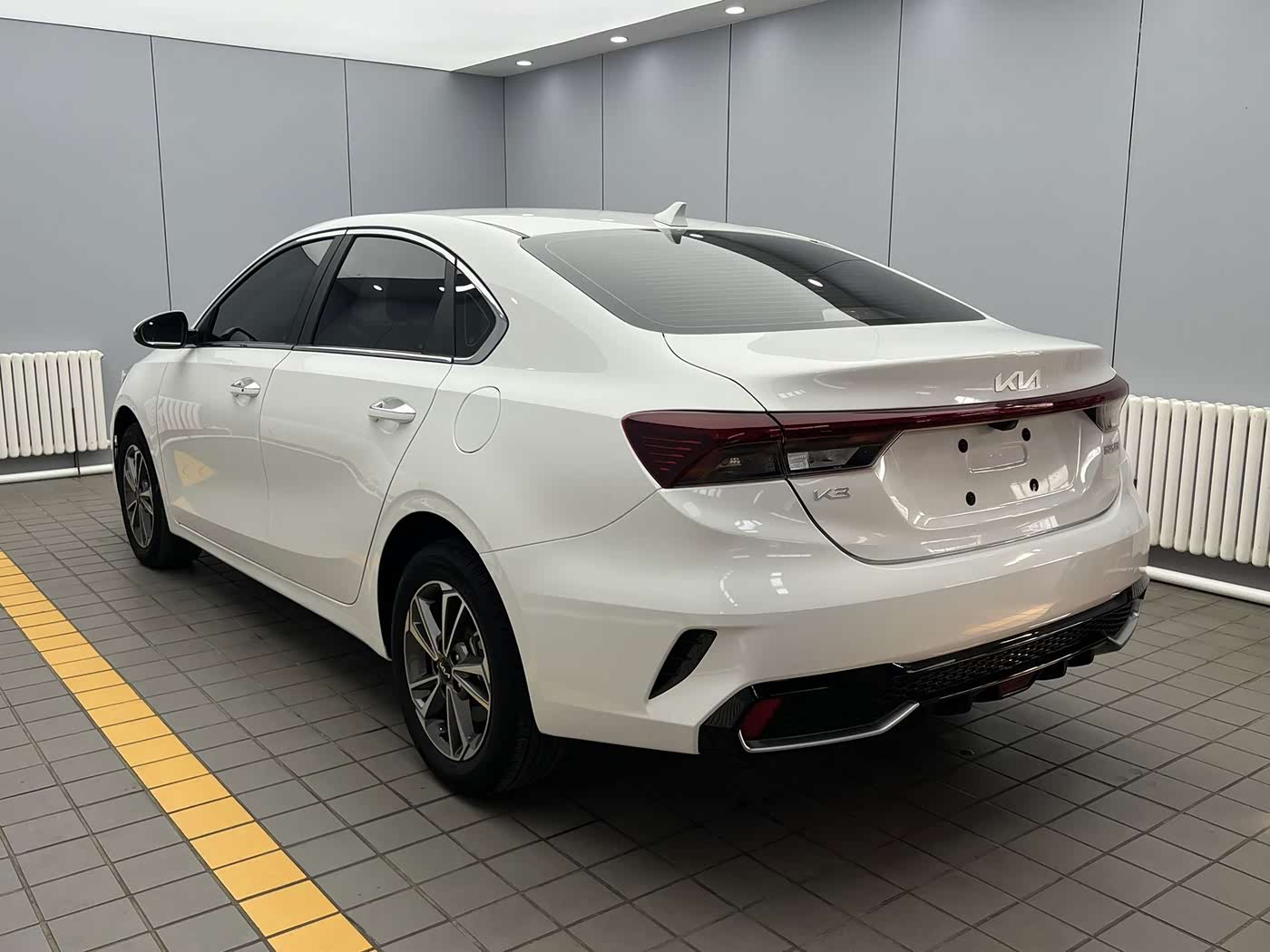 Kia K3 1.5 л 2023 г. Белый, пробег 28000 км