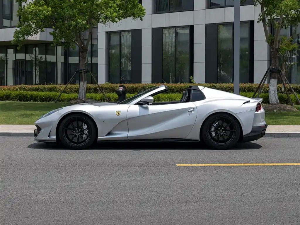 FERRARI 812