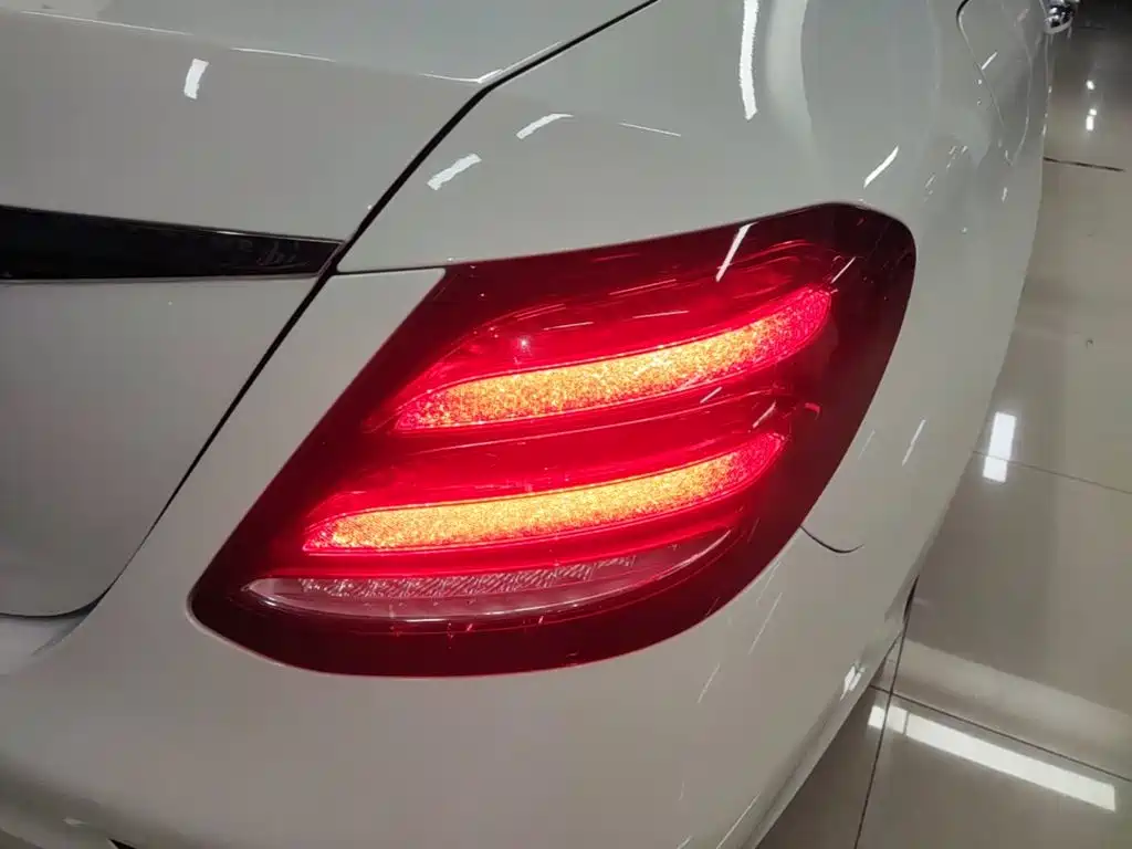 Mercedes-Benz E-Class — миниатюра 8
