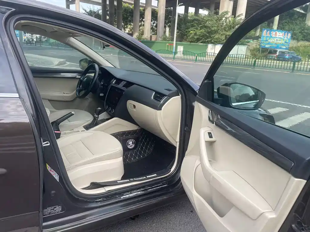 Skoda Octavia 2015 1.6L AT