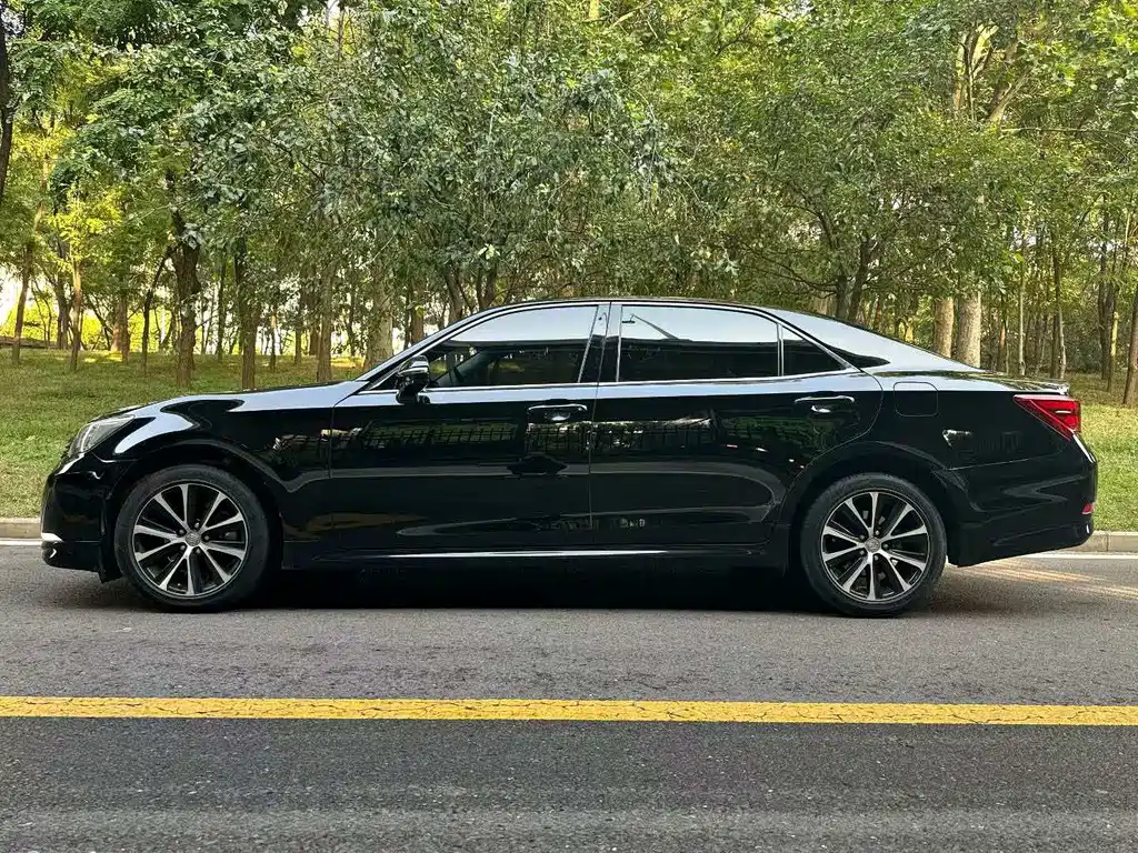 Toyota Crown — миниатюра 3