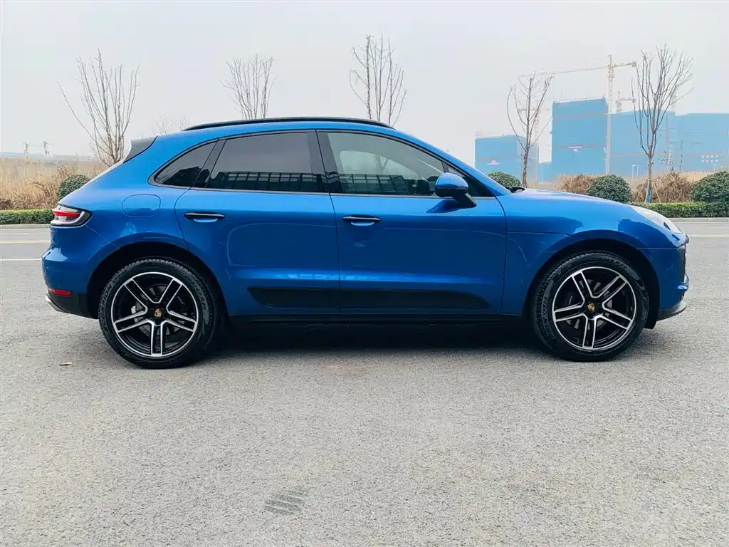 PORSCHE MACAN